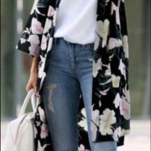 Dresses & Skirts - 🌸Duster Gorgeous!